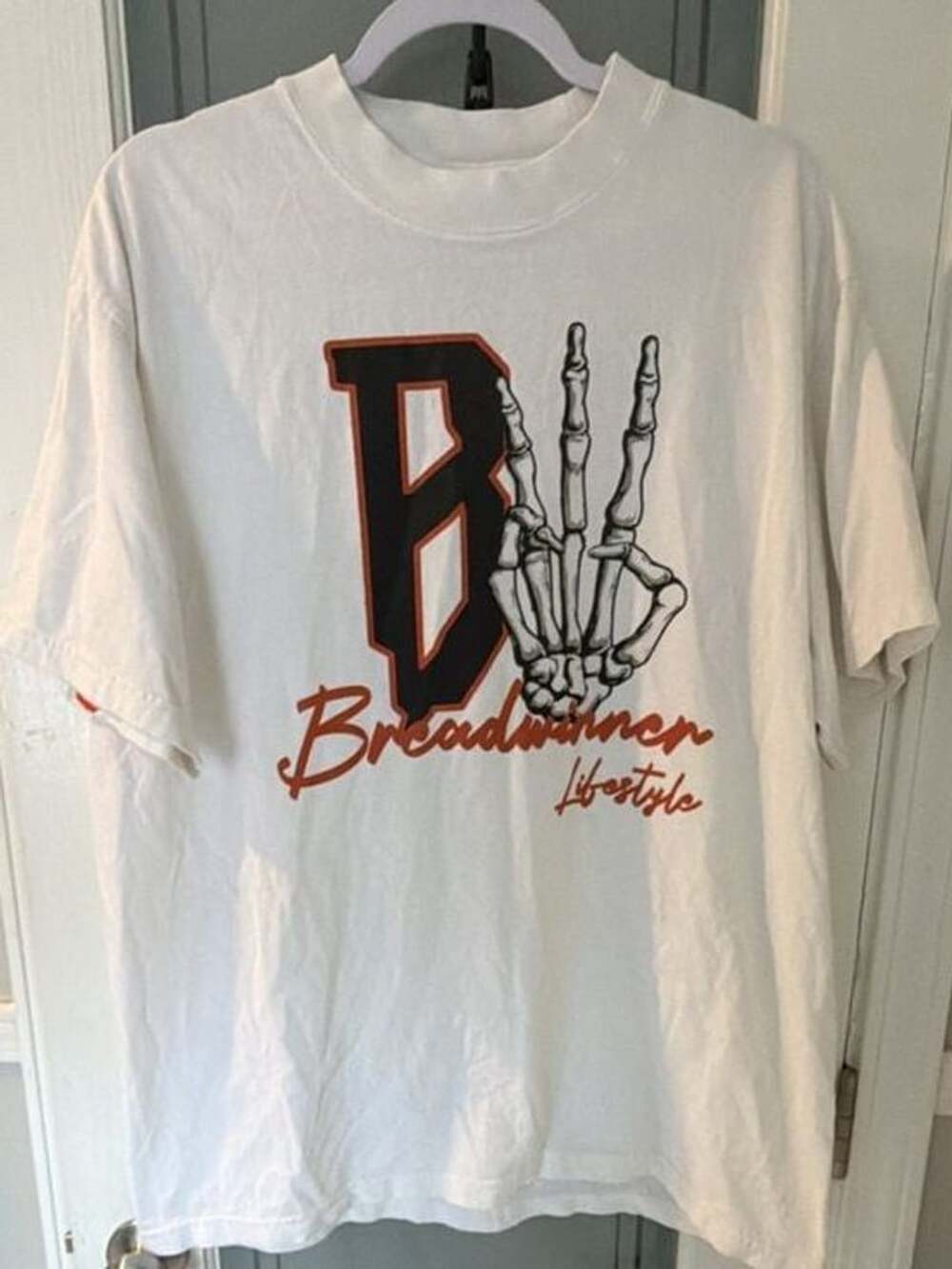 Breadwinner Lifestyle Skeleton Hand Peace Sign Graphic T-Shirt White Size L
